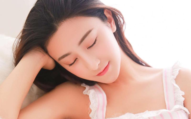 亚洲白嫩少妇日常护肤秘诀，分享美白保湿与抗衰老的实用技巧